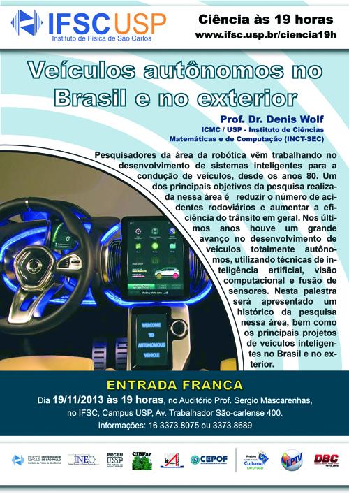 Homem medindo o peso da carga na balança industrial eletrônica isolada no  fundo branco